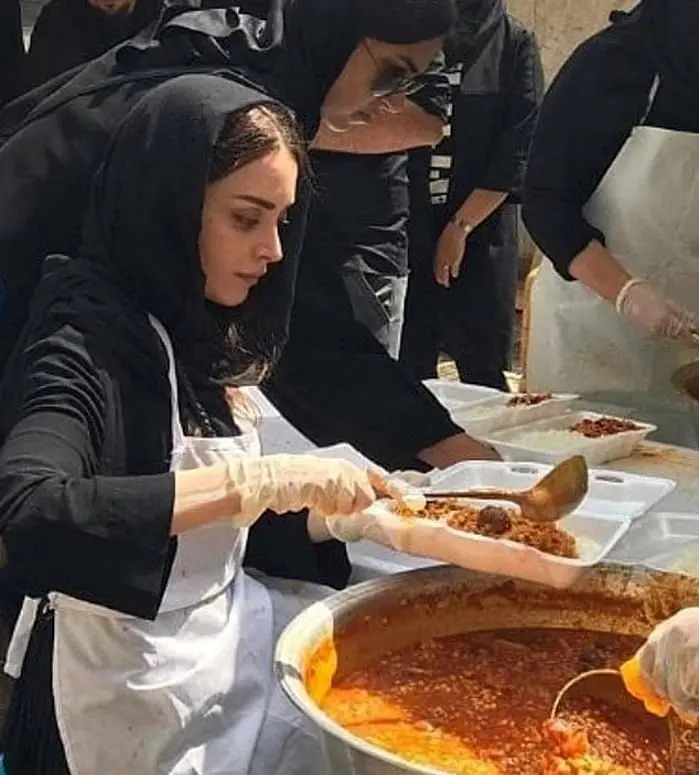 (عکس) بهنوش طباطبایی با لباس آشپزی پای دیگ قیمه محرم