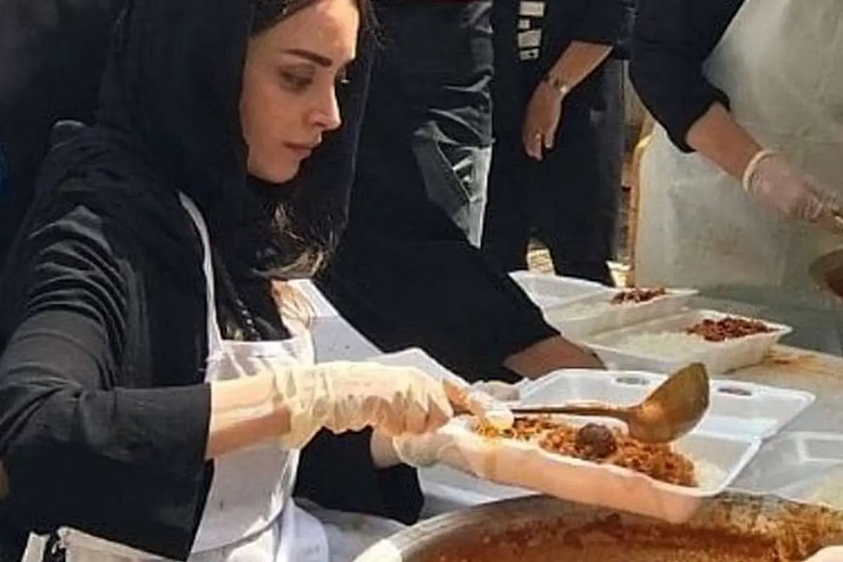 (عکس) بهنوش طباطبایی با لباس آشپزی پای دیگ قیمه محرم