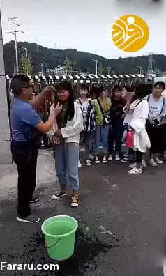 (تصاویر) پاک کردن آرایش صورت دختران دانش آموز توسط مسئولان مدرسه