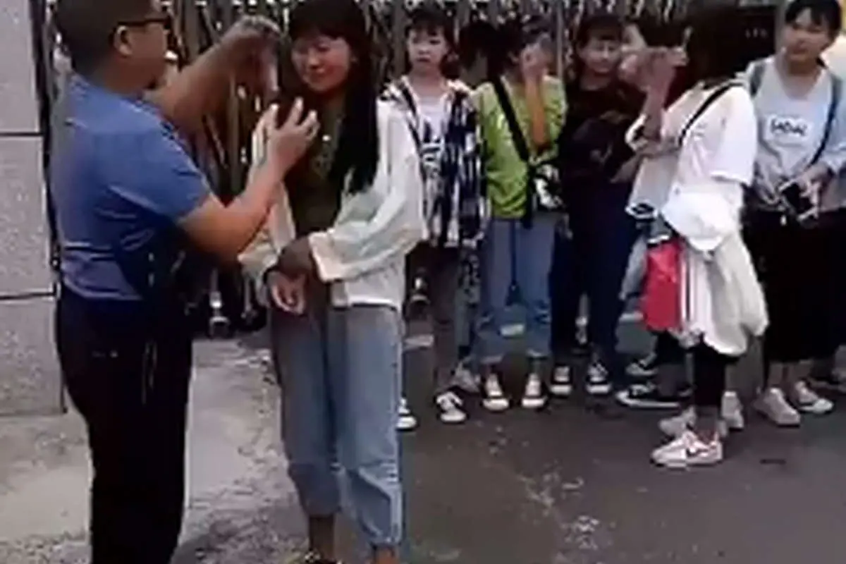 (تصاویر) پاک کردن آرایش صورت دختران دانش آموز توسط مسئولان مدرسه