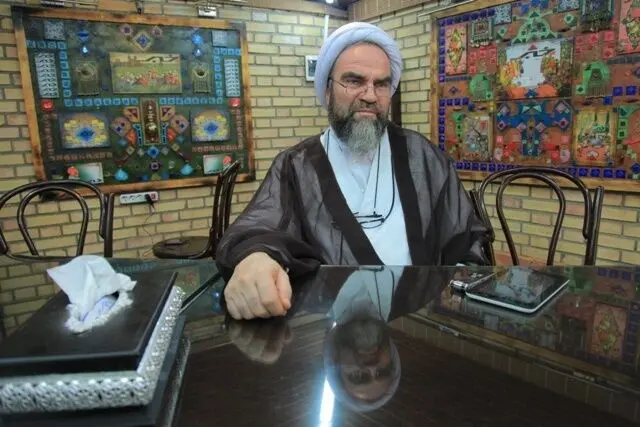 کنایه غرویان به شریعتمداری: جایگاه رهبری را تضعیف نکنید