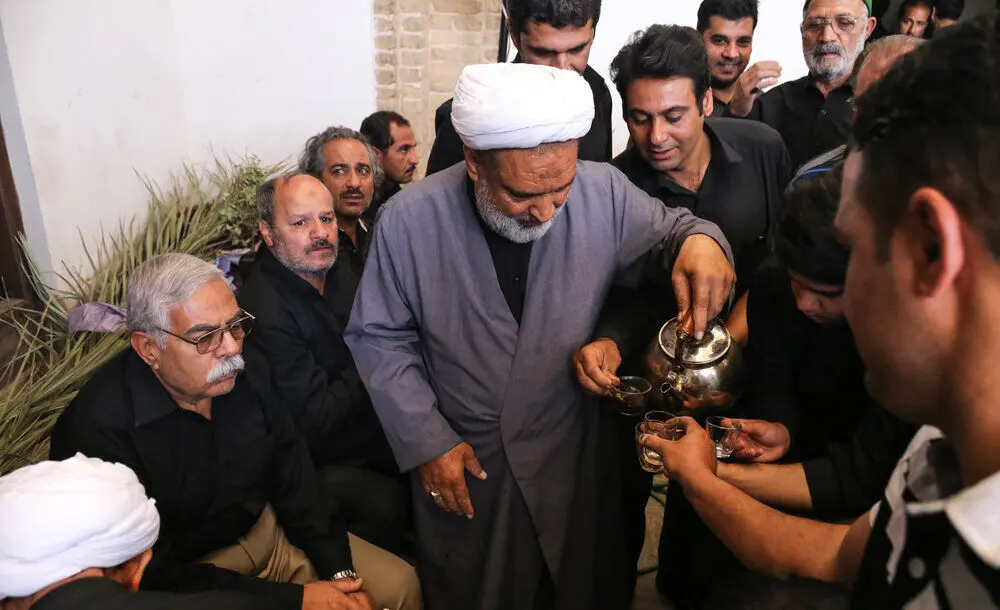(تصاویر) پذیرایی روحانیون یزدی از عزاداران با قهوه