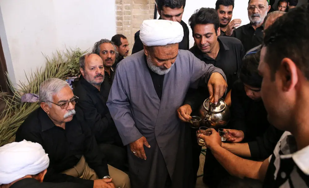 (تصاویر) پذیرایی روحانیون یزدی از عزاداران با قهوه
