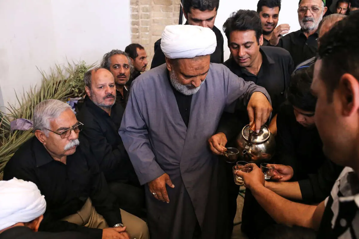 (تصاویر) پذیرایی روحانیون یزدی از عزاداران با قهوه