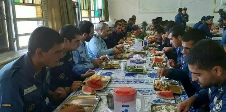 (عکس) فرمانده نیروی هوایی ارتش در سلف ناهارخوری سربازان