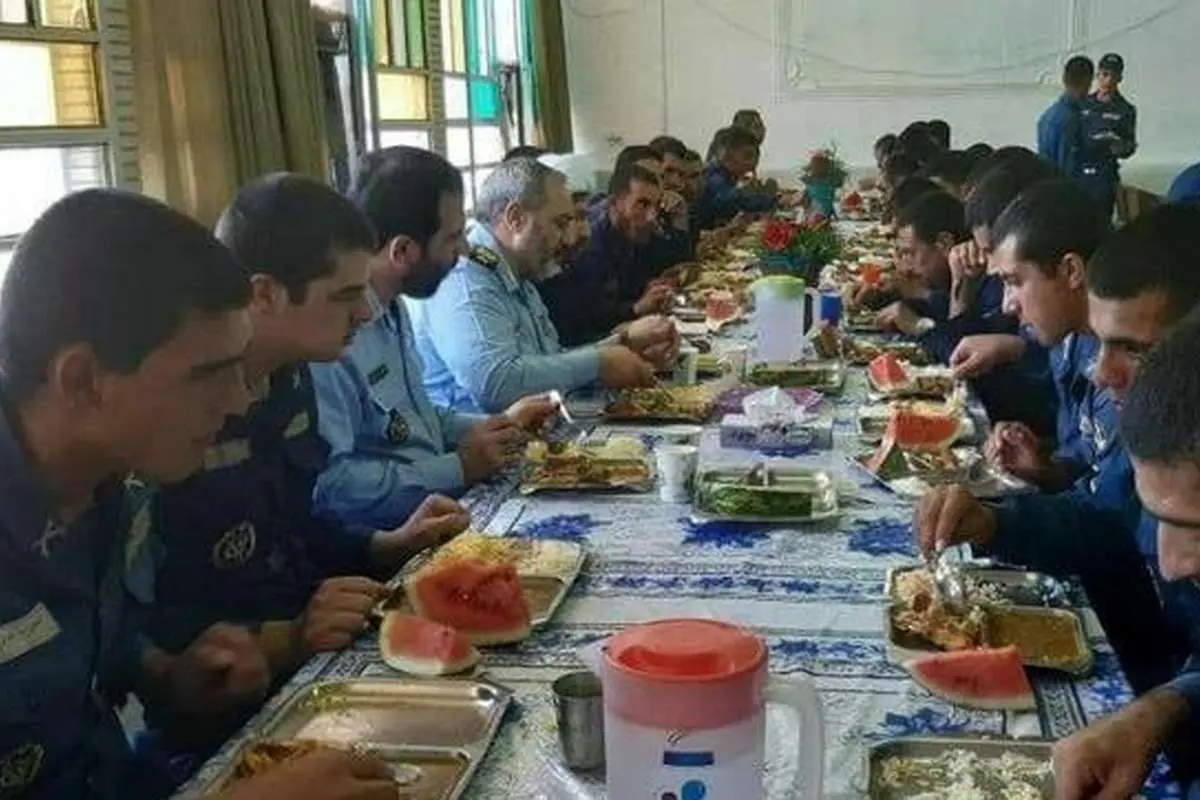 (عکس) فرمانده نیروی هوایی ارتش در سلف ناهارخوری سربازان
