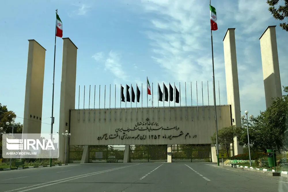 (تصاویر) ورزشگاه آزادی؛ جایی که بچه ۸ ساله را برق گرفت
