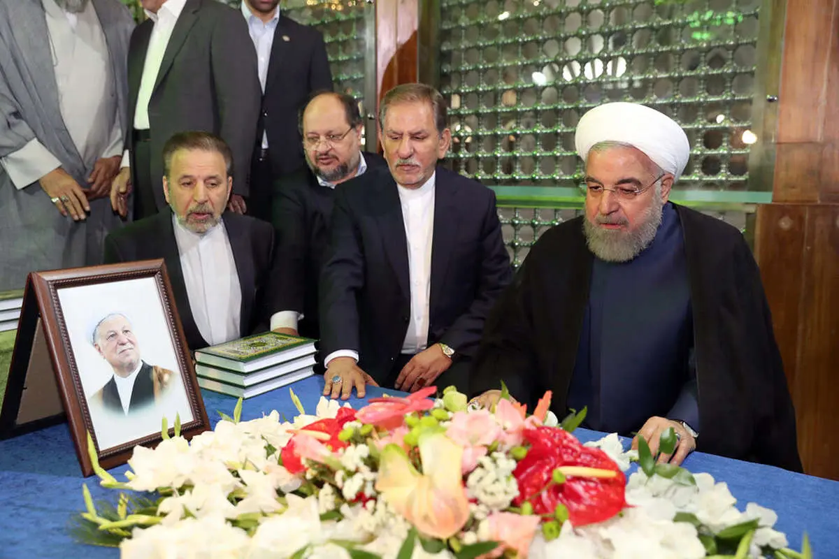 (تصویر) فاتحه خوانی روحانی بر سر مزار آیت الله هاشمی