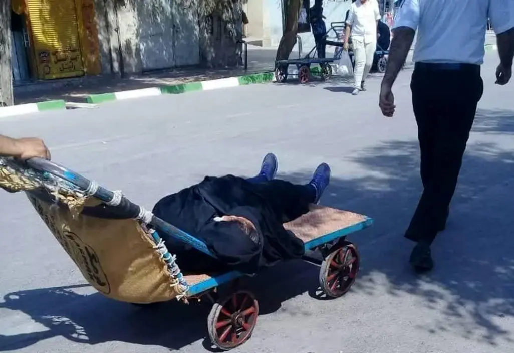 (عکس) حمل بیمار با گاری در قم
