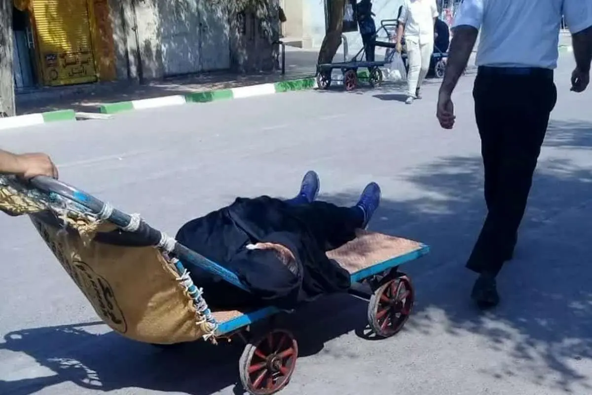 (عکس) حمل بیمار با گاری در قم