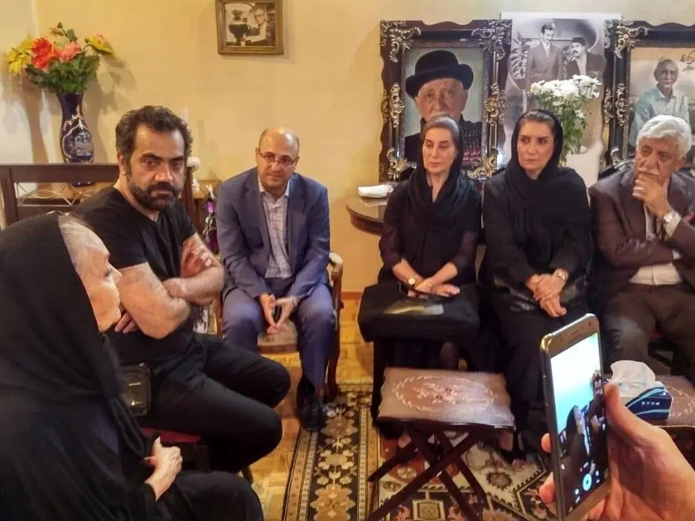 (عکس) تصویری از حضور هنرمندان در خانه داریوش اسدزاده