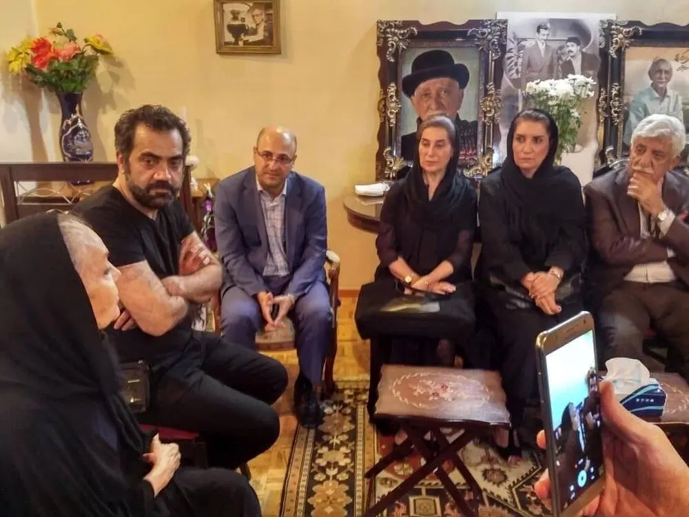 (عکس) تصویری از حضور هنرمندان در خانه داریوش اسدزاده