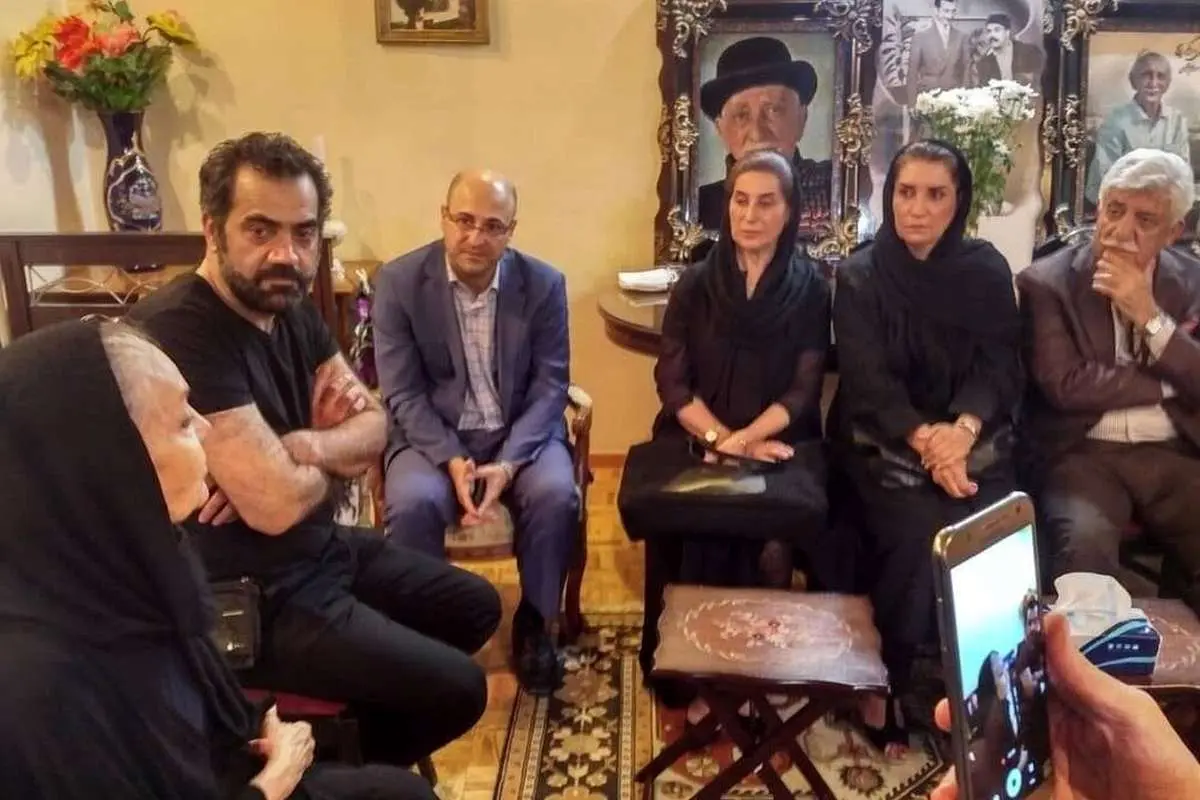 (عکس) تصویری از حضور هنرمندان در خانه داریوش اسدزاده