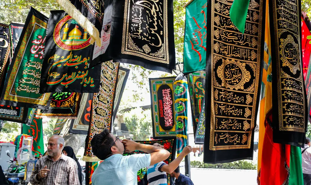 (تصاویر) بازار سیاهه فروشی در آستانه محرم
