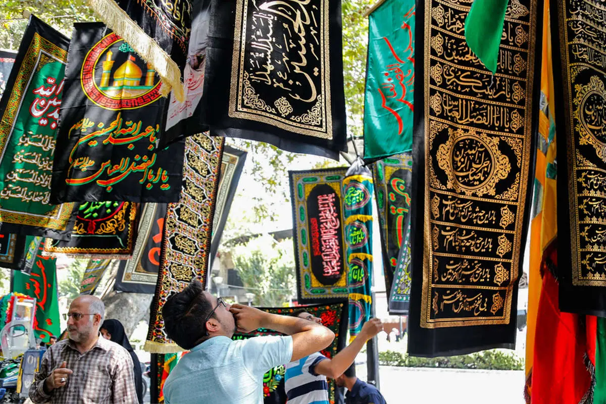 (تصاویر) بازار سیاهه فروشی در آستانه محرم
