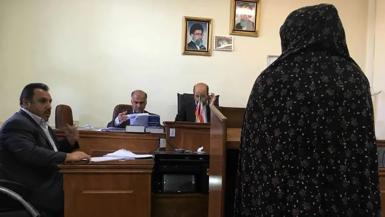 شوهرم وادارم می‌کرد با مردها ارتباط داشته باشم؛ با همدستی احسان او را خفه کردم