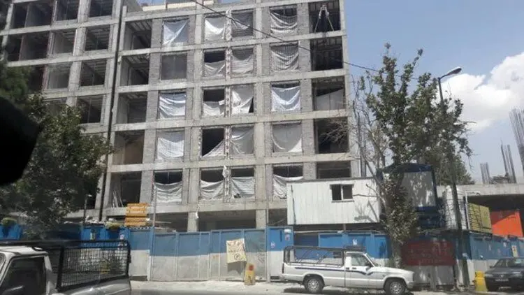 برج سعادت‌آباد باید تخریب شود، اما کارگران مشغول کارند!