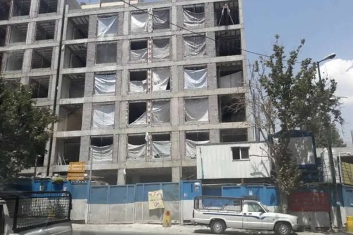 برج سعادتآباد باید تخریب شود، اما کارگران مشغول کارند!