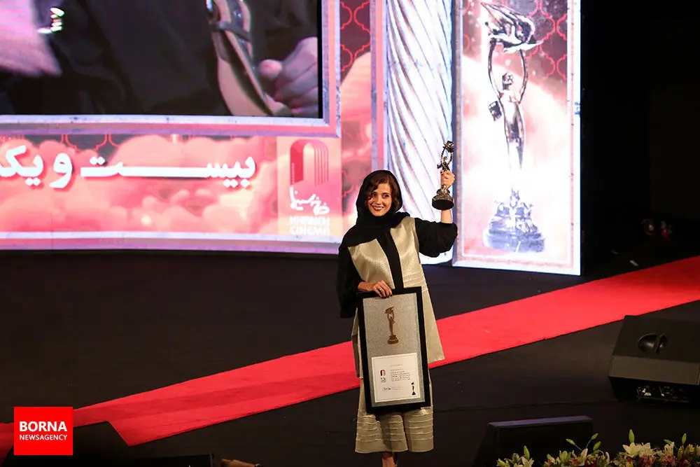 (تصاویر) پوشش متفاوت بازیگران زن در جشن خانه سینما؛ از پریناز ایزدیار تا طناز طباطبایی