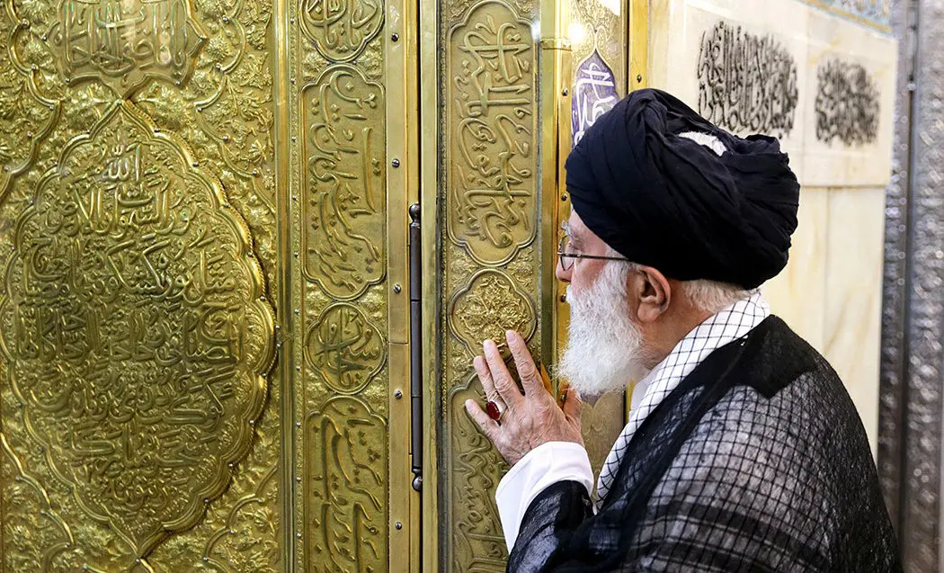 (تصاویر) غبارروبی ضریح حرم رضوی با حضور رهبر انقلاب