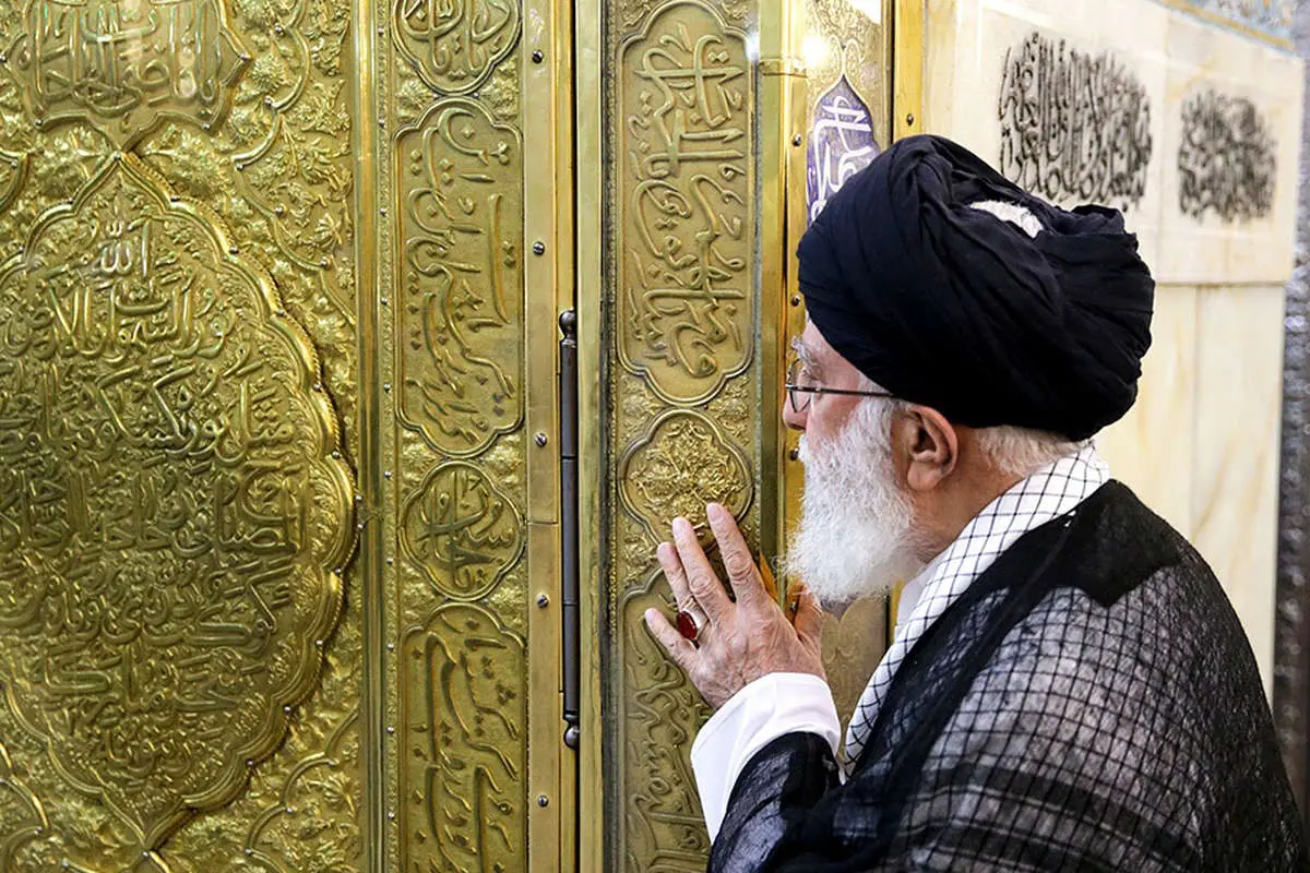 (تصاویر) غبارروبی ضریح حرم رضوی با حضور رهبر انقلاب