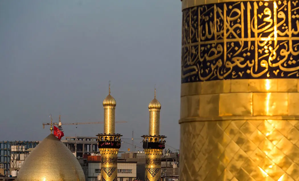 (تصاویر) تعویض پرچم حرم امام حسین (ع) در کربلا