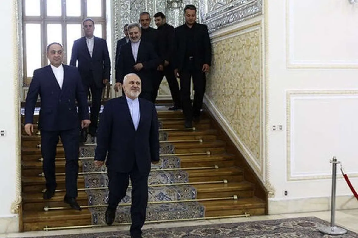 (تصاویر) سفیر جدید یمن با خنجر به دیدار ظریف آمد