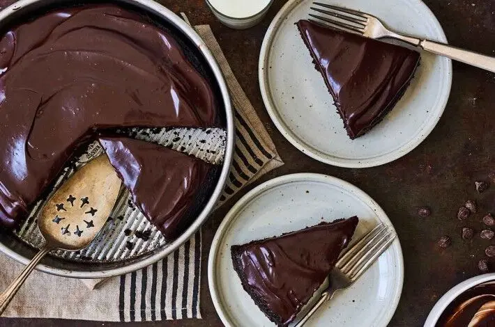 طرز تهیه کیک شکلاتی خوشمزه و خاص با روکش گاناش