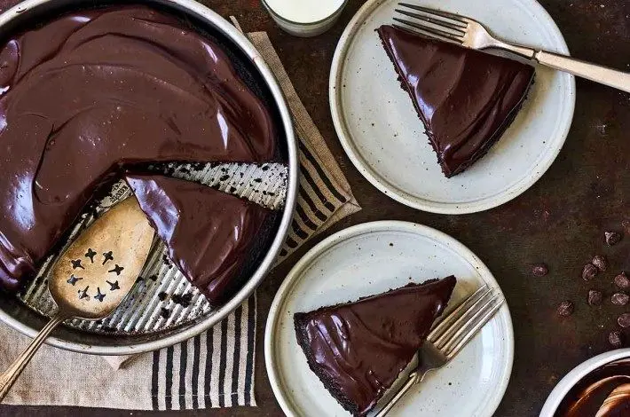 طرز تهیه کیک شکلاتی خوشمزه و خاص با روکش گاناش