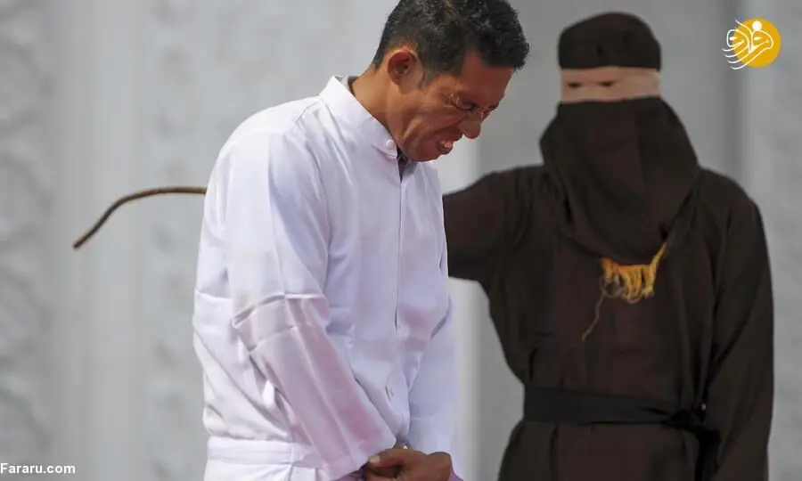 (تصاویر) شلاق زدن ۶ مرد و زن به دلیل نقض قوانین شریعت در ملاعام