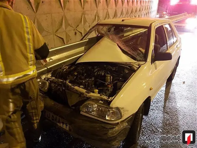 (تصاویر) پراید در بزرگراه یادگار امام(ره) وارد گاردریل شد