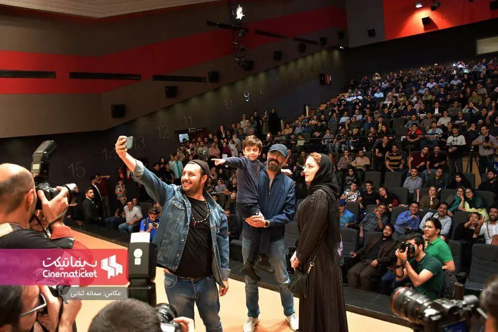 (عکس) سلفی جواد عزتی و بهنوش طباطبایی با سینمادوستان مشهدی
