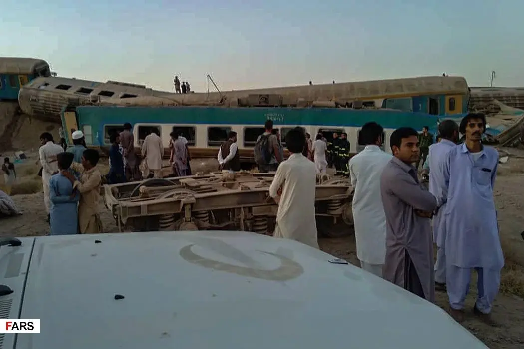 (تصاویر) خروج مرگبار قطار از ریل در زاهدان