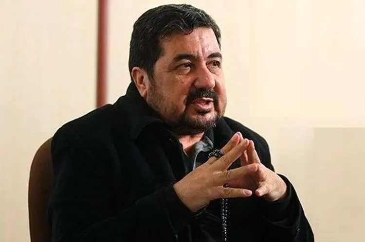 پدر داماد احمدی‌نژاد، کفش انتخابات پوشید