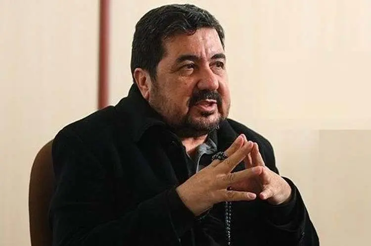 پدر داماد احمدی‌نژاد، کفش انتخابات پوشید