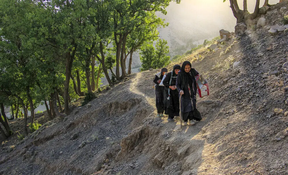 (تصاویر) استخراج زنانه نمک در چهارمحال و بختیاری