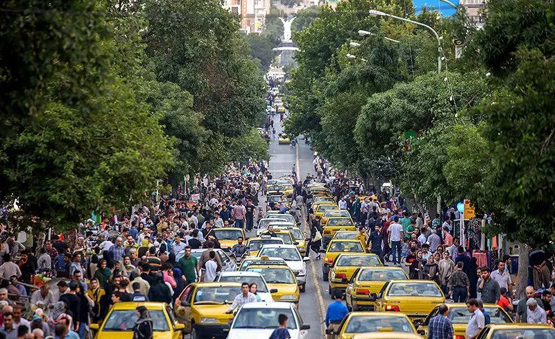 (تصاویر) بحران صف طولانی تاکسی‌های خالی در سنندج