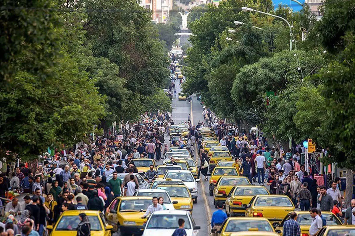 (تصاویر) بحران صف طولانی تاکسیهای خالی در سنندج