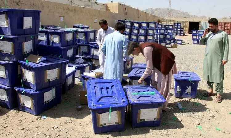 افغانستان در دوراهی دمکراسی و طالبان