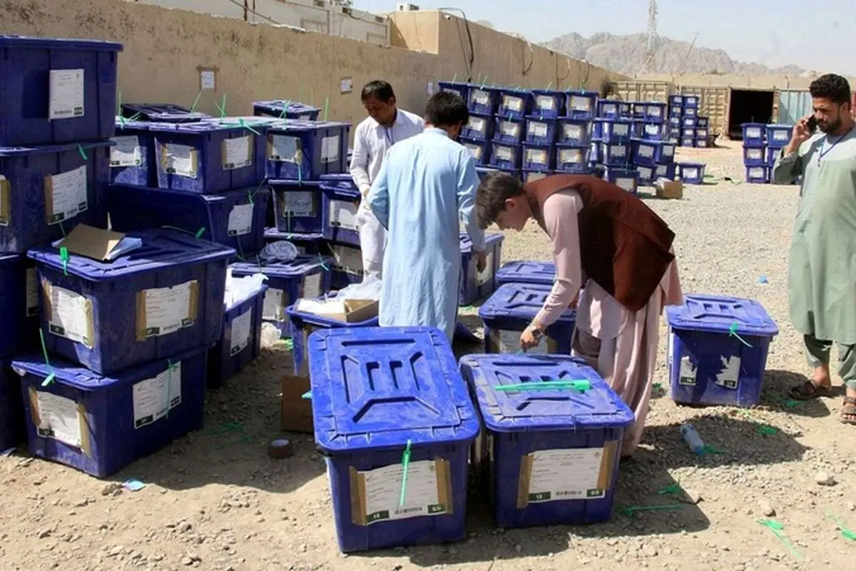 افغانستان در دوراهی دمکراسی و طالبان