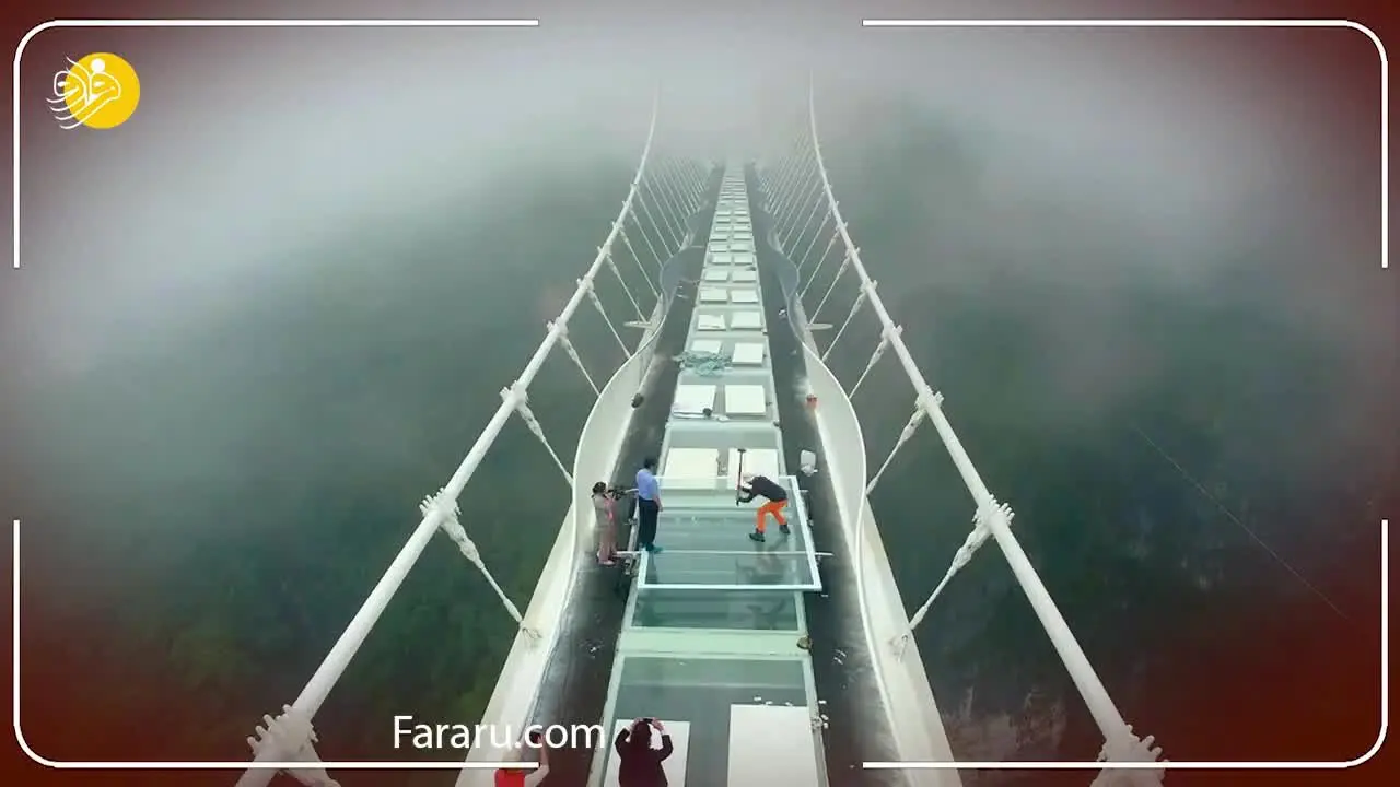 (ویدئو) آزمایش بزرگترین پل شیشه‌ای جهان با ضربه‌های چکش