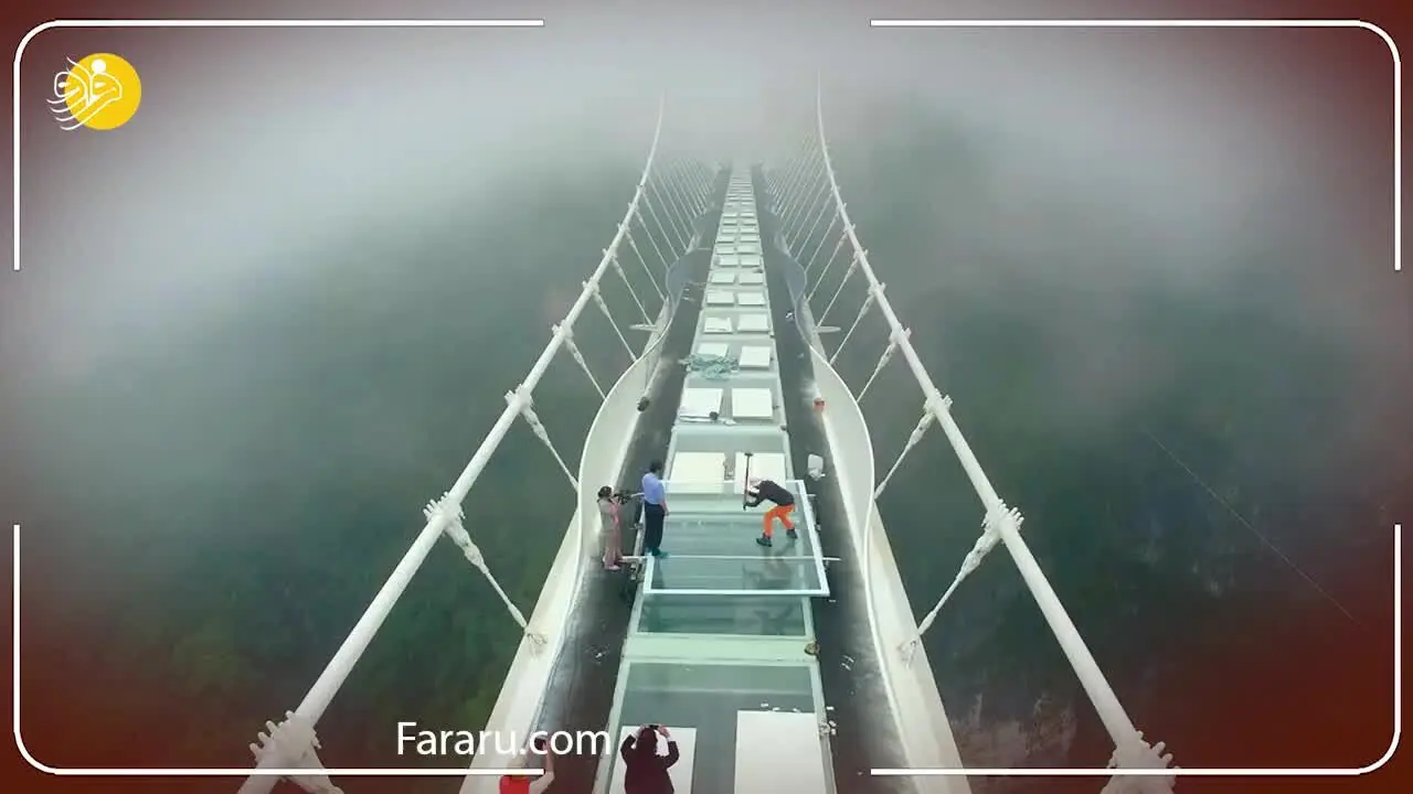(ویدئو) آزمایش بزرگترین پل شیشه‌ای جهان با ضربه‌های چکش