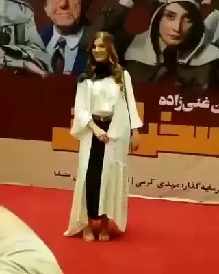 (عکس و فیلم) پوشش متفاوت متین ستوده در مراسم اکران مسخره باز