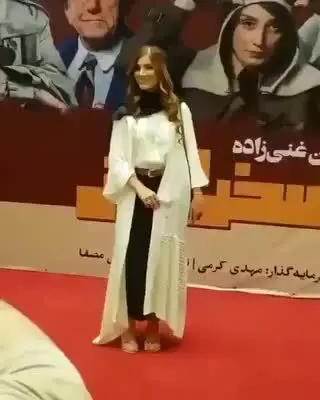 (عکس و فیلم) پوشش متفاوت متین ستوده در مراسم اکران مسخره باز