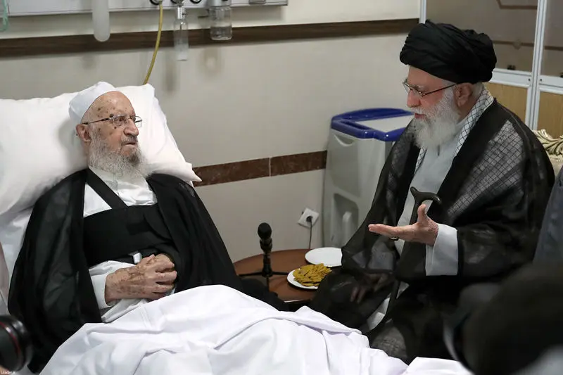 (تصاویر) عیادت رهبر انقلاب از آیت‌الله مکارم شیرازی