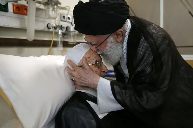 (عکس) بوسه رهبر انقلاب بر پیشانی آیت‌ الله مکارم شیرازی