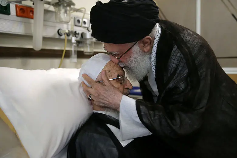 (عکس) بوسه رهبر انقلاب بر پیشانی آیت‌ الله مکارم شیرازی