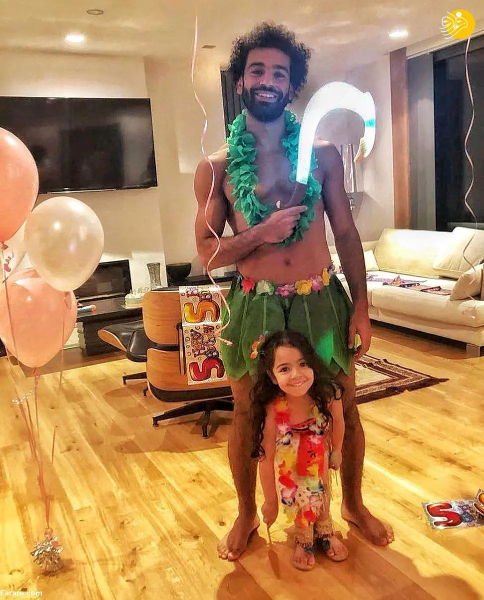 (تصویر) پوشش عجیب محمد صلاح در جشن تولد دخترش