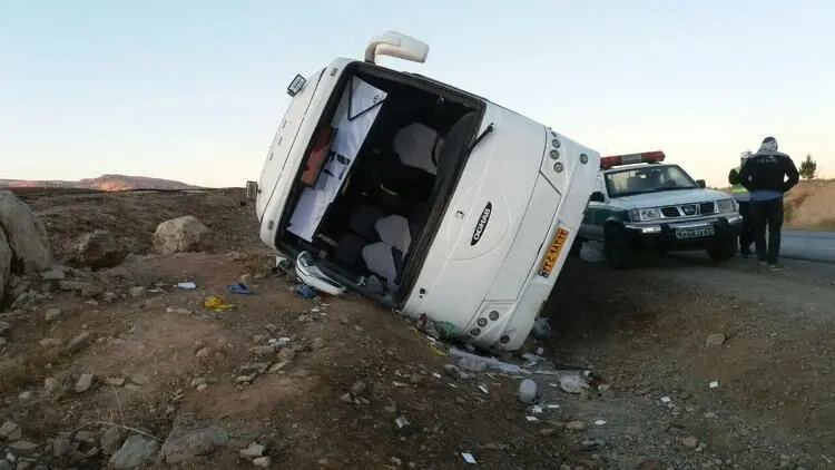 مصدومیت ۲۰ زائر بر اثر واژگونی اتوبوس در کرمانشاه