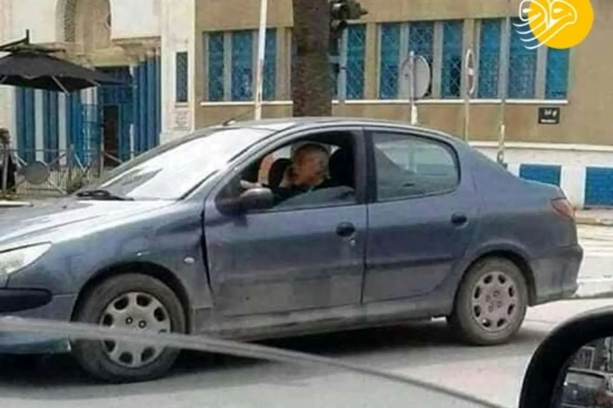 (تصویر) پژو ۲۰۶ صندوقدار زیر پای رئیسجمهور تونس!